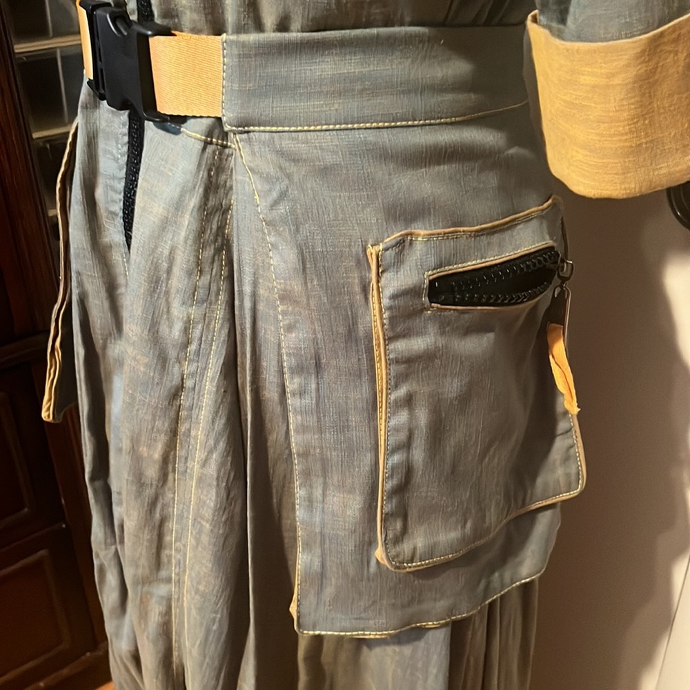 Very unique European dress - Picture 5 of 8